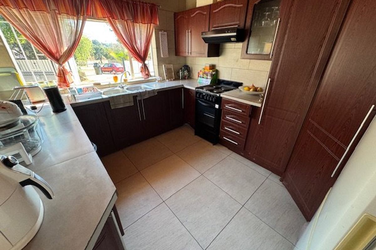 Spacious Family Home with Flats and Pool - Photo 5