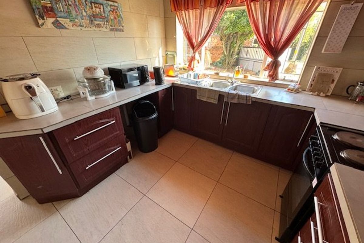 Spacious Family Home with Flats and Pool - Photo 4