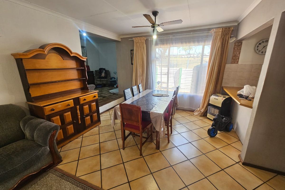 A Beautiful 2 Bedroom 2 Bathroom Townhouse for Sale in Eldoraigne  - Photo 2
