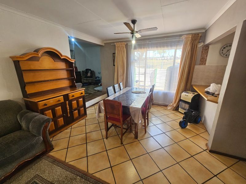 A Beautiful 2 Bedroom 2 Bathroom Townhouse for Sale in Eldoraigne  - Photo 2