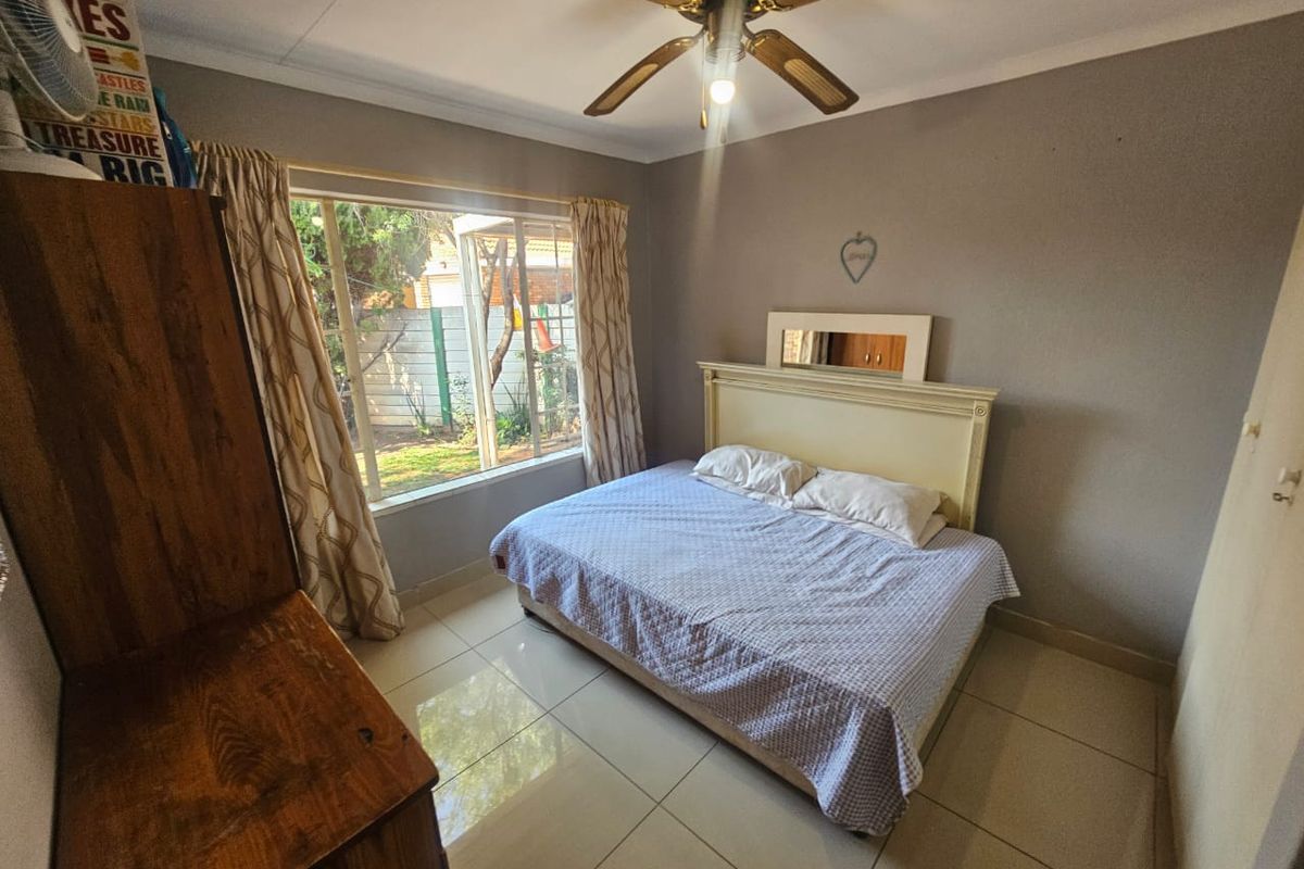 A Beautiful 2 Bedroom 2 Bathroom Townhouse for Sale in Eldoraigne  - Photo 4