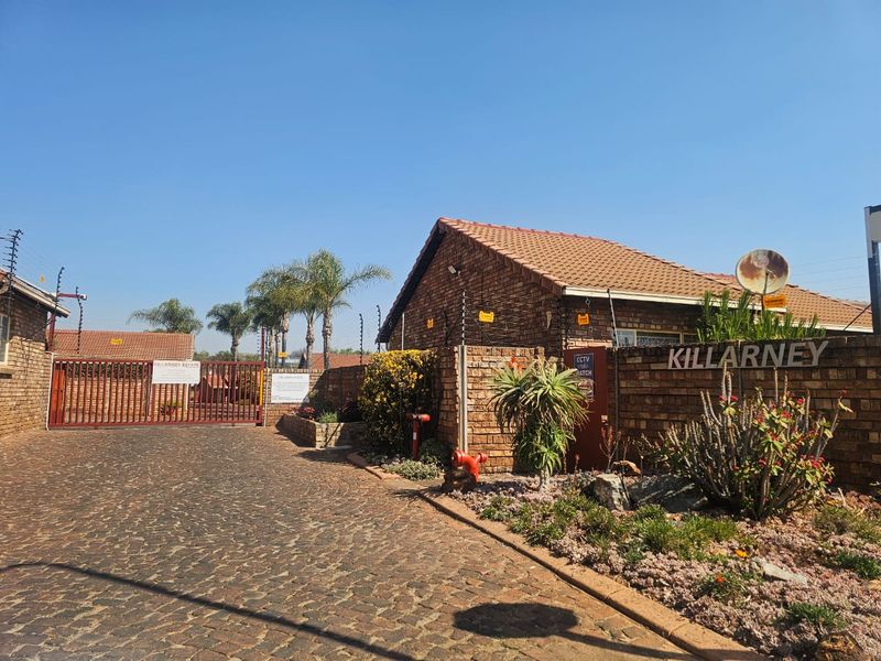 A Beautiful 2 Bedroom 2 Bathroom Townhouse for Sale in Eldoraigne  - Photo 1