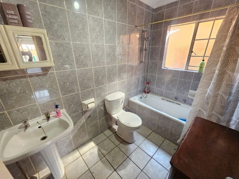 A Beautiful 2 Bedroom 2 Bathroom Townhouse for Sale in Eldoraigne  - Photo 10