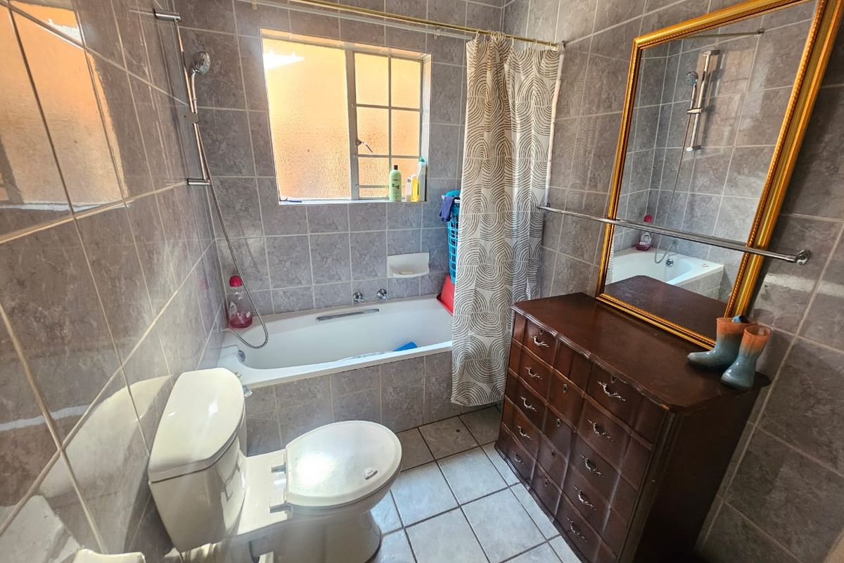 A Beautiful 2 Bedroom 2 Bathroom Townhouse for Sale in Eldoraigne  - Photo 5
