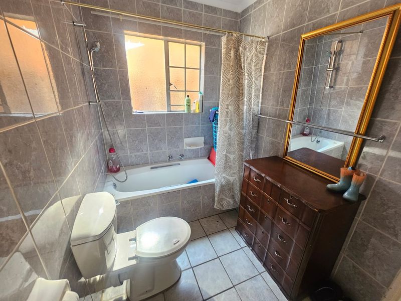 A Beautiful 2 Bedroom 2 Bathroom Townhouse for Sale in Eldoraigne  - Photo 5