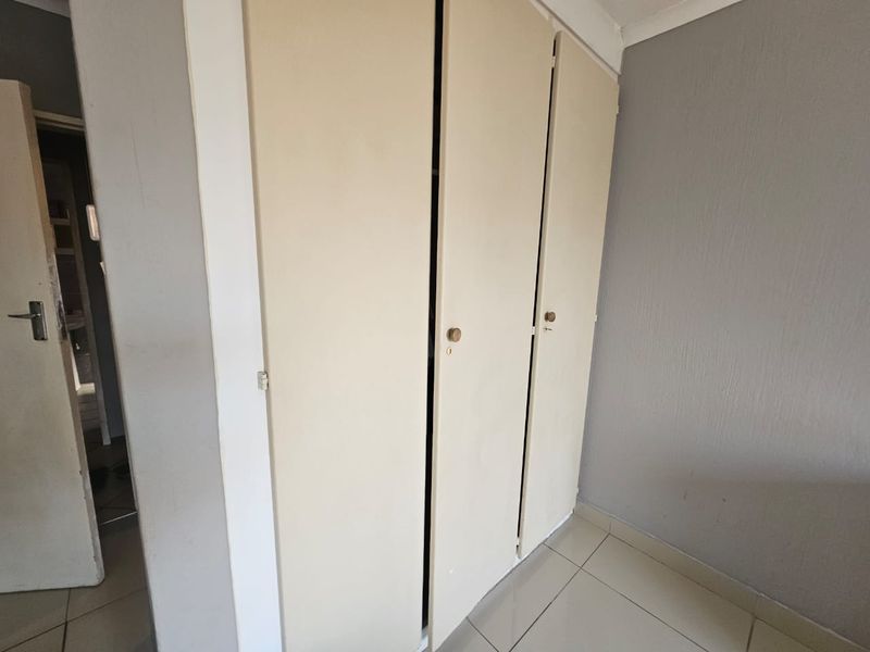 A Beautiful 2 Bedroom 2 Bathroom Townhouse for Sale in Eldoraigne  - Photo 9