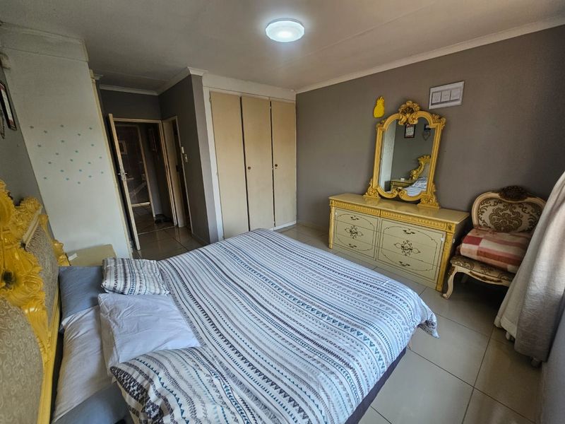 A Beautiful 2 Bedroom 2 Bathroom Townhouse for Sale in Eldoraigne  - Photo 6
