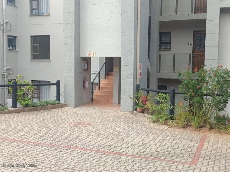 Exlcusive Sole Mandate: Modern 2-Bedroom Apartment in Hartenbos Central! - Photo 5