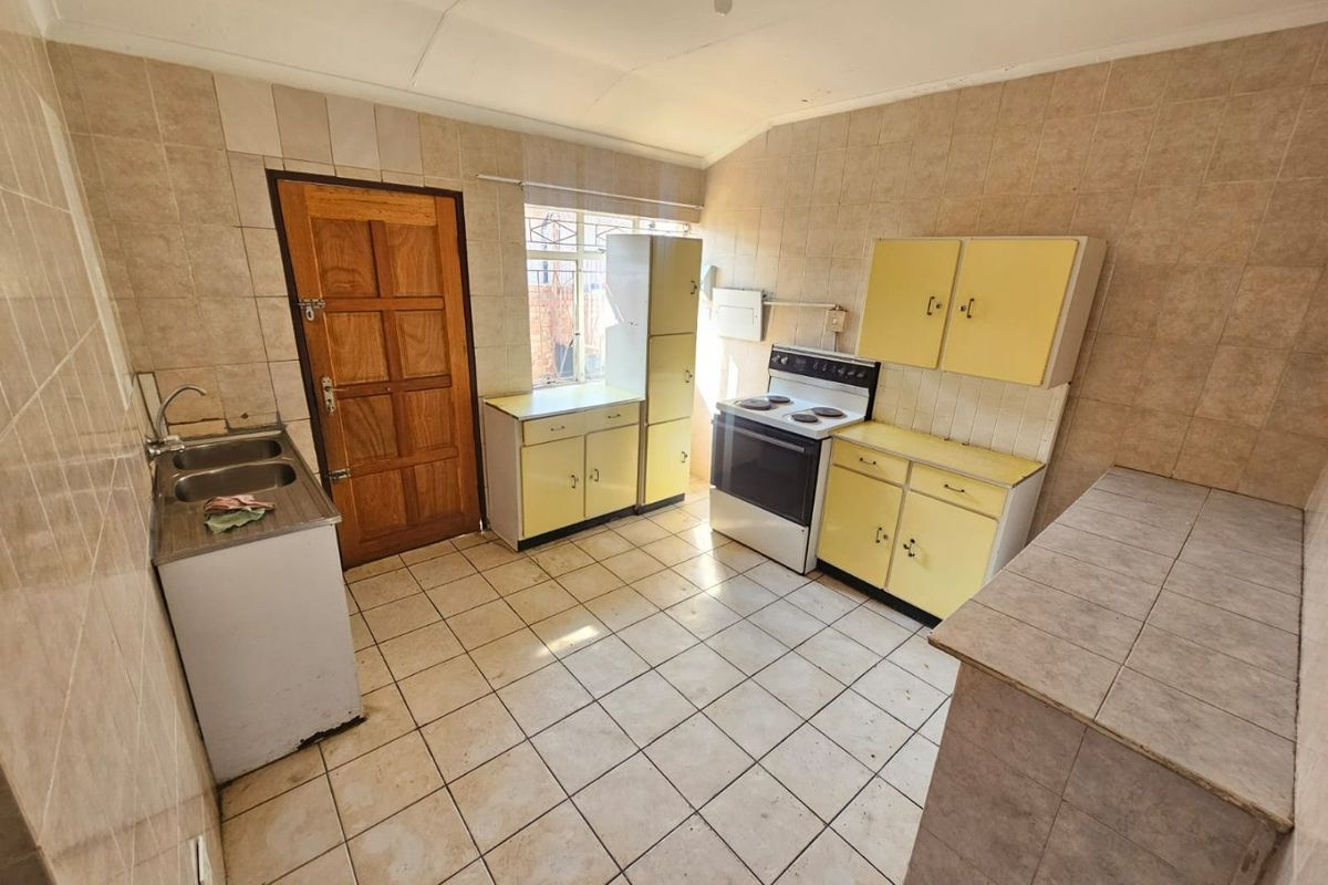 A lovely 3 Bedroom 1 Bathroom House for rent in Laudium - Photo 2