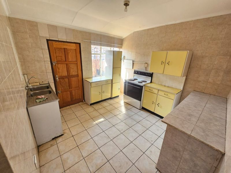A lovely 3 Bedroom 1 Bathroom House for rent in Laudium - Photo 2