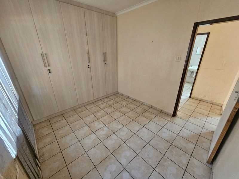 A lovely 3 Bedroom 1 Bathroom House for rent in Laudium - Photo 8