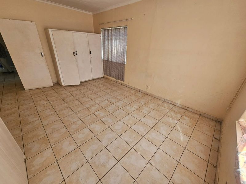 A lovely 3 Bedroom 1 Bathroom House for rent in Laudium - Photo 6