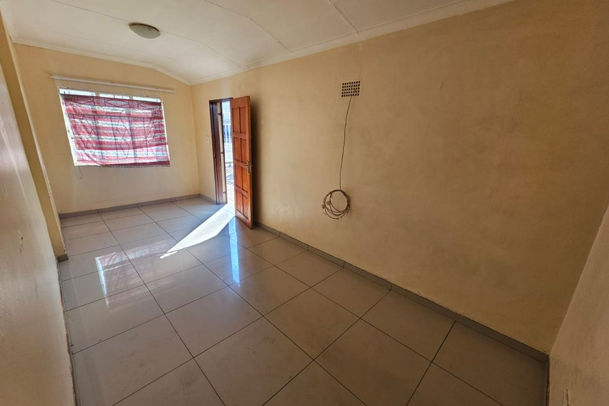 A lovely 3 Bedroom 1 Bathroom House for rent in Laudium - Photo 3