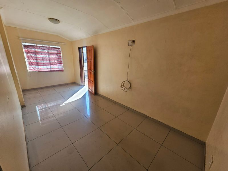 A lovely 3 Bedroom 1 Bathroom House for rent in Laudium - Photo 3