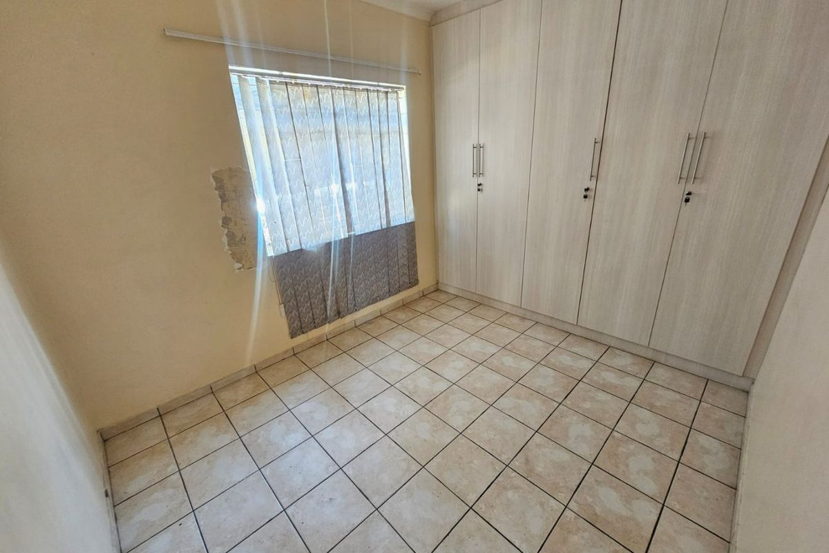 A lovely 3 Bedroom 1 Bathroom House for rent in Laudium - Photo 4