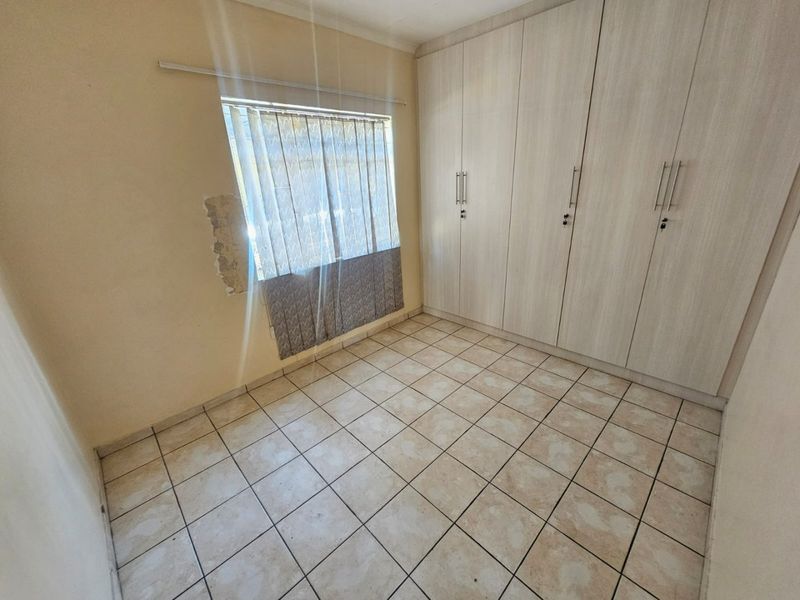 A lovely 3 Bedroom 1 Bathroom House for rent in Laudium - Photo 4