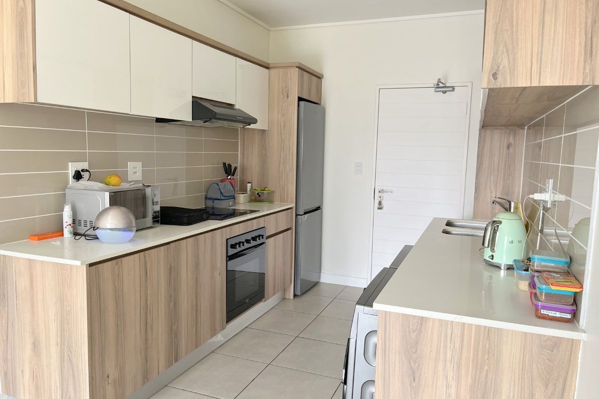 Calling all investors! Tenanted unit at The Reid Lifestyle Centre, 1 Bedroom 1 Bathroom Apartment, great security everything under one roof.  - Photo 4