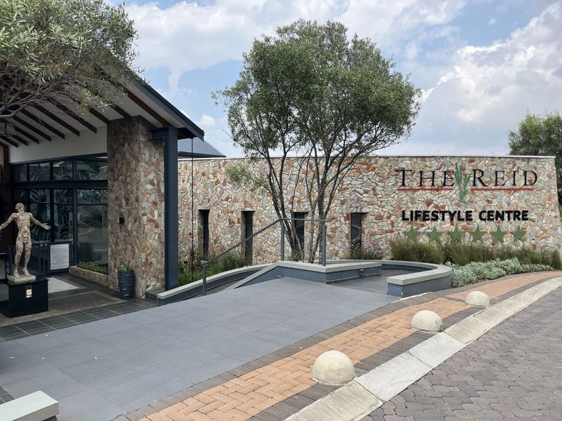 Calling all investors! Tenanted unit at The Reid Lifestyle Centre, 1 Bedroom 1 Bathroom Apartment, great security everything under one roof.  - Photo 8