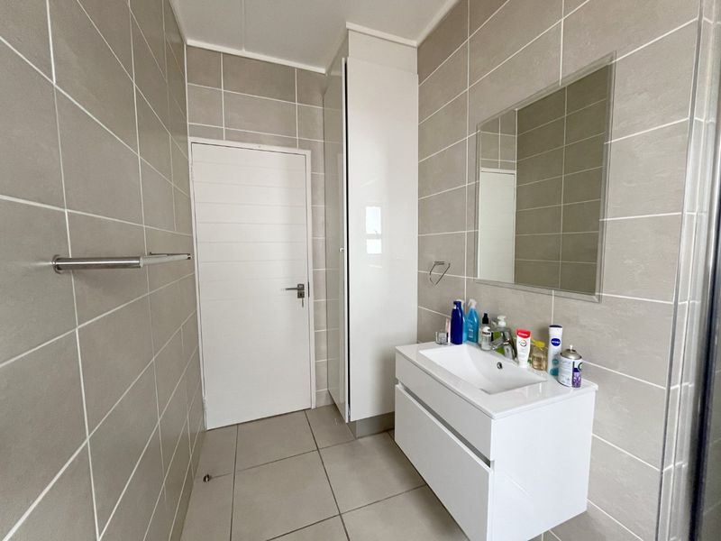 Calling all investors! Tenanted unit at The Reid Lifestyle Centre, 1 Bedroom 1 Bathroom Apartment, great security everything under one roof.  - Photo 6