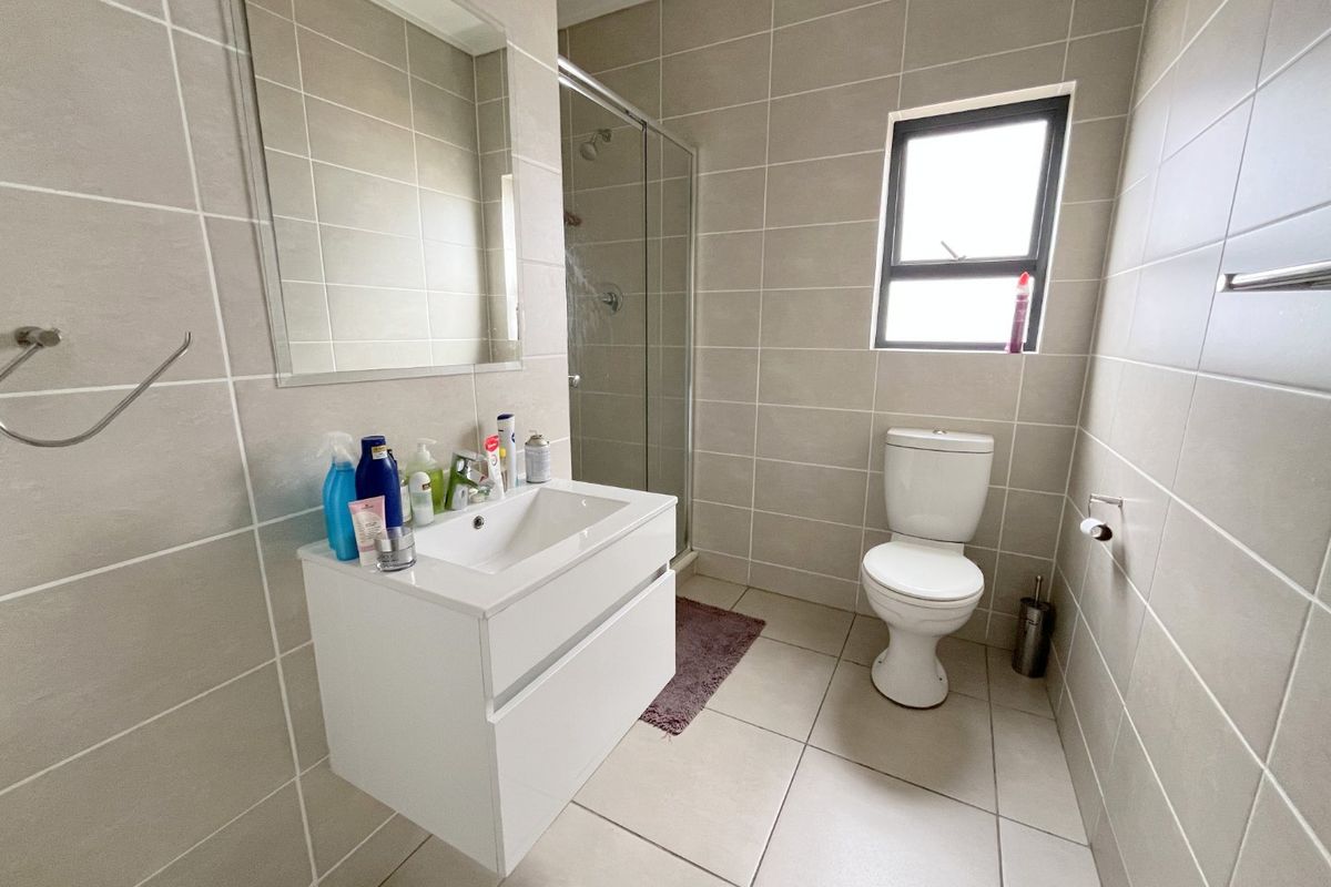 Calling all investors! Tenanted unit at The Reid Lifestyle Centre, 1 Bedroom 1 Bathroom Apartment, great security everything under one roof.  - Photo 5