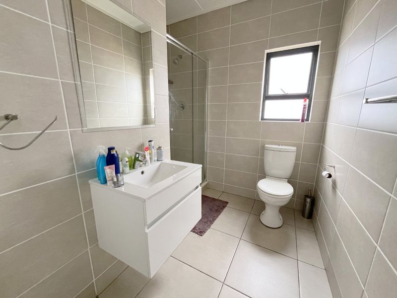 Calling all investors! Tenanted unit at The Reid Lifestyle Centre, 1 Bedroom 1 Bathroom Apartment, great security everything under one roof.  - Photo 5