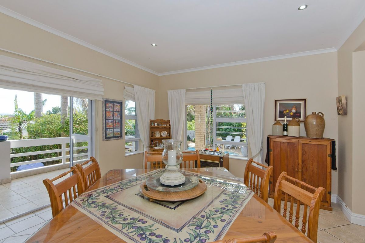 Where golden afternoons and lagoon sunsets frame the perfect family life - Photo 5