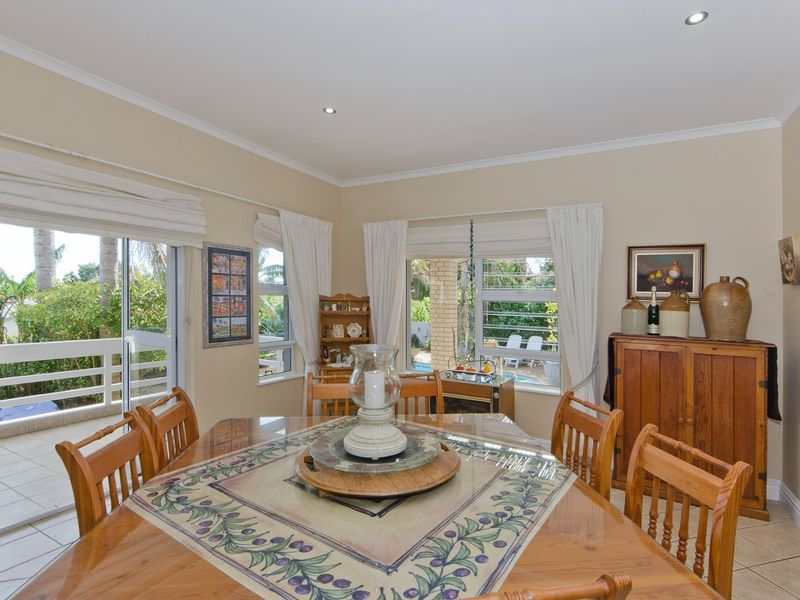 Where golden afternoons and lagoon sunsets frame the perfect family life - Photo 5