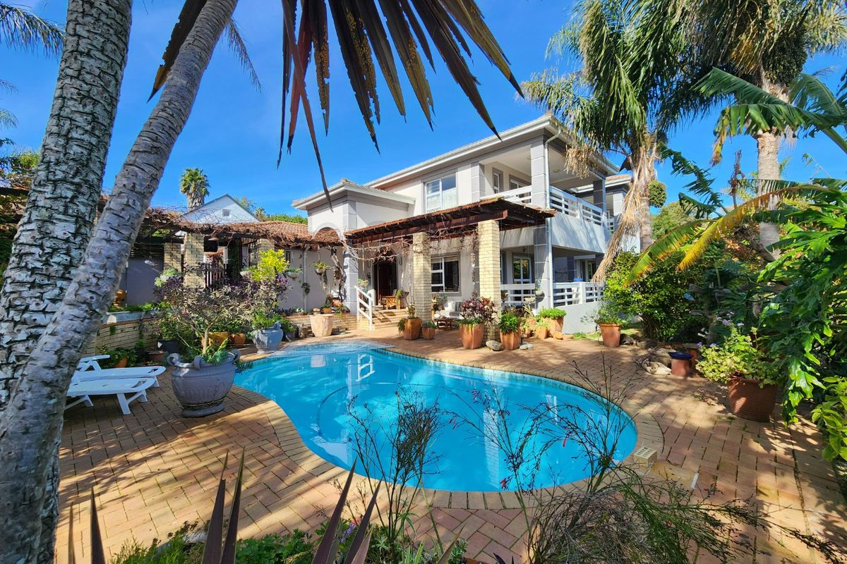 Where golden afternoons and lagoon sunsets frame the perfect family life - Photo 2