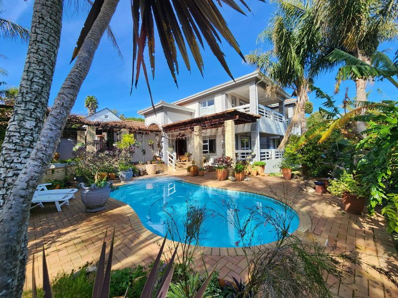 Where golden afternoons and lagoon sunsets frame the perfect family life - Photo 2