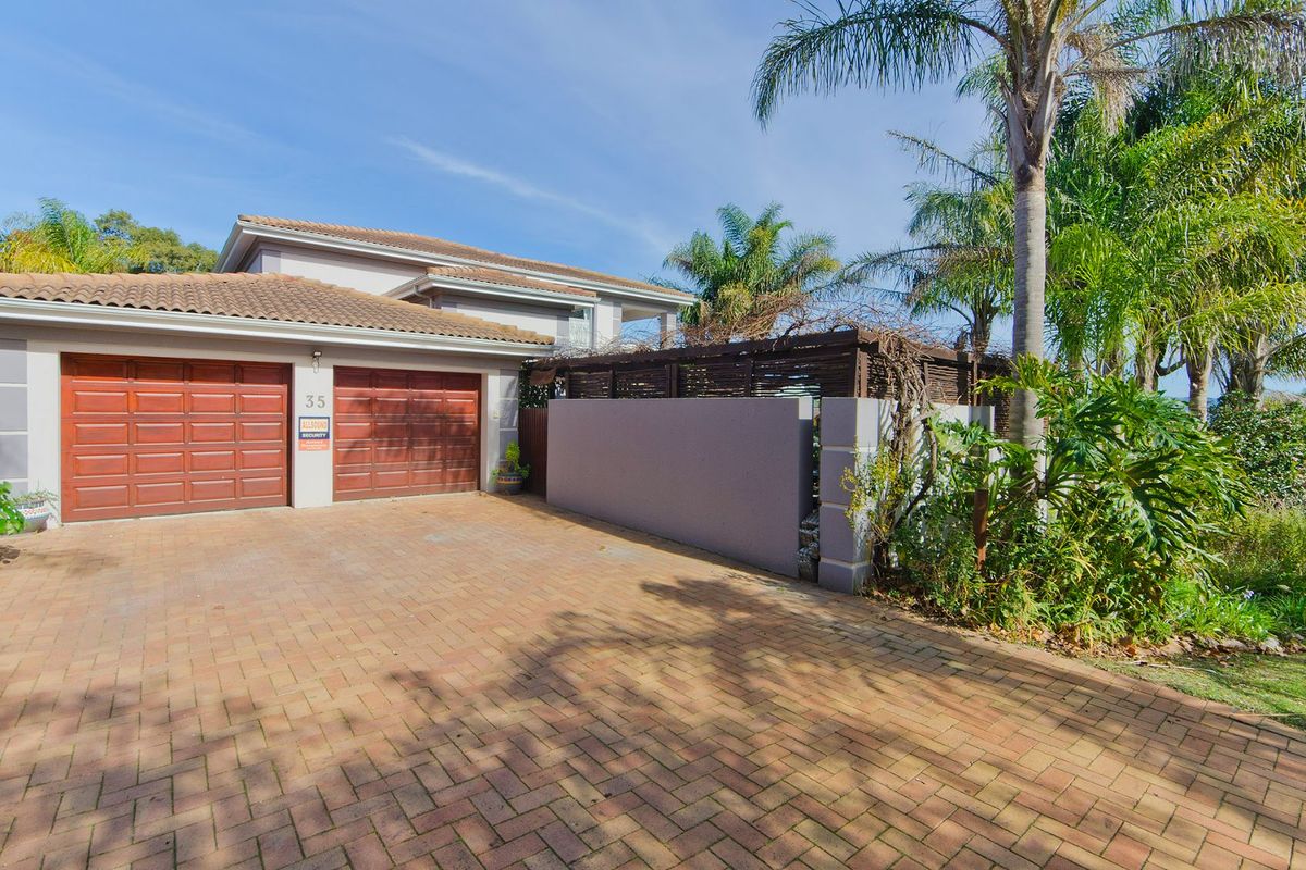 Where golden afternoons and lagoon sunsets frame the perfect family life - Photo 3