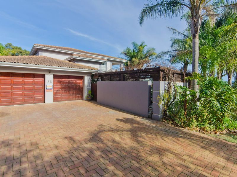 Where golden afternoons and lagoon sunsets frame the perfect family life - Photo 3