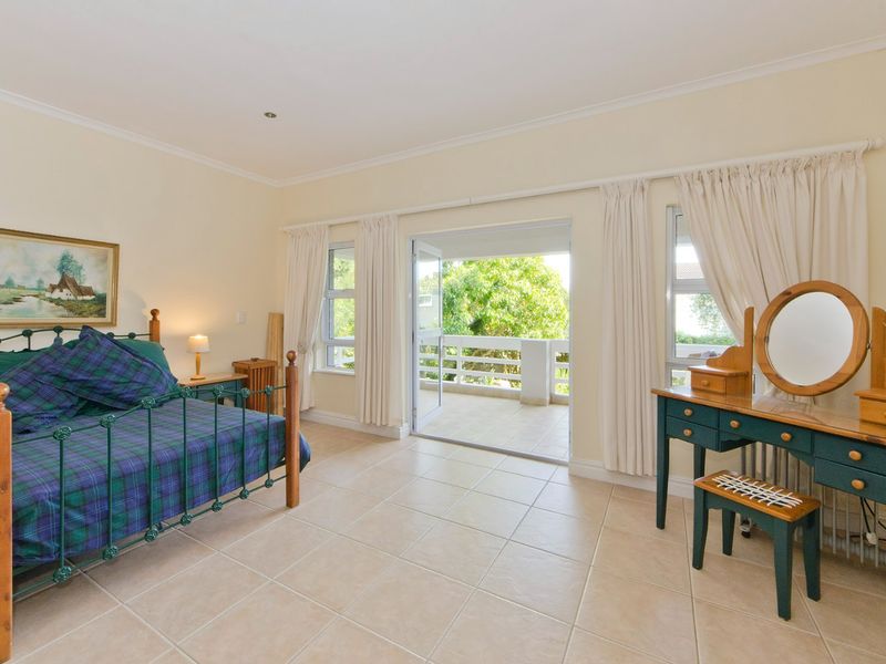 Where golden afternoons and lagoon sunsets frame the perfect family life - Photo 10