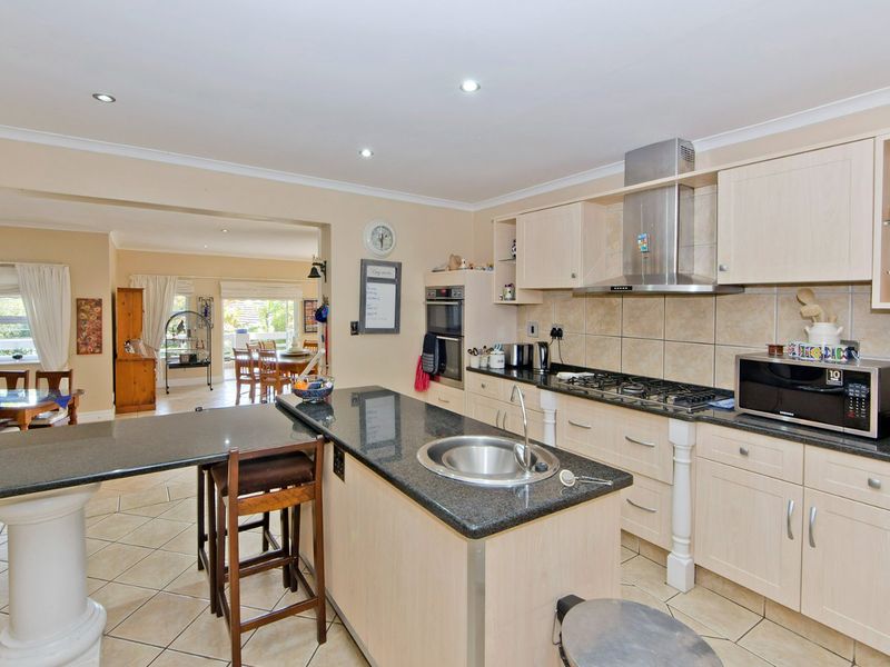 Where golden afternoons and lagoon sunsets frame the perfect family life - Photo 8