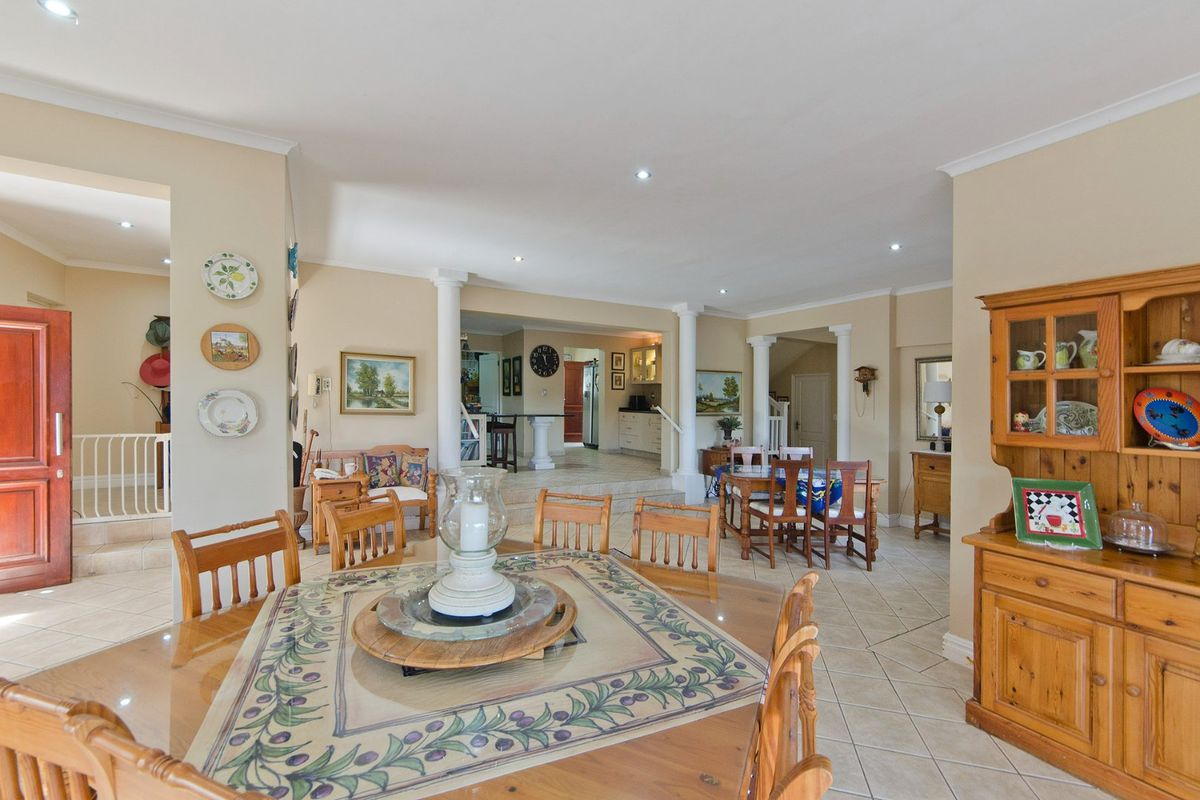 Where golden afternoons and lagoon sunsets frame the perfect family life - Photo 4