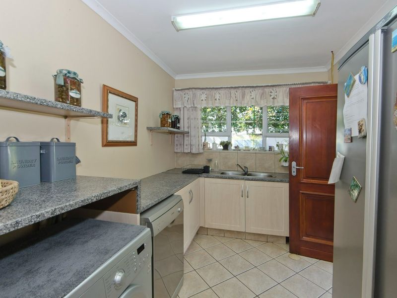 Where golden afternoons and lagoon sunsets frame the perfect family life - Photo 9