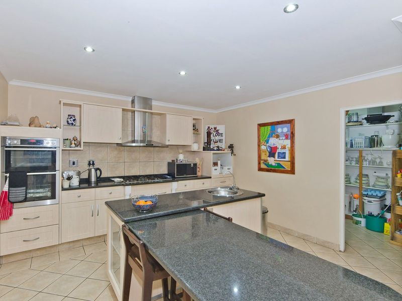 Where golden afternoons and lagoon sunsets frame the perfect family life - Photo 7