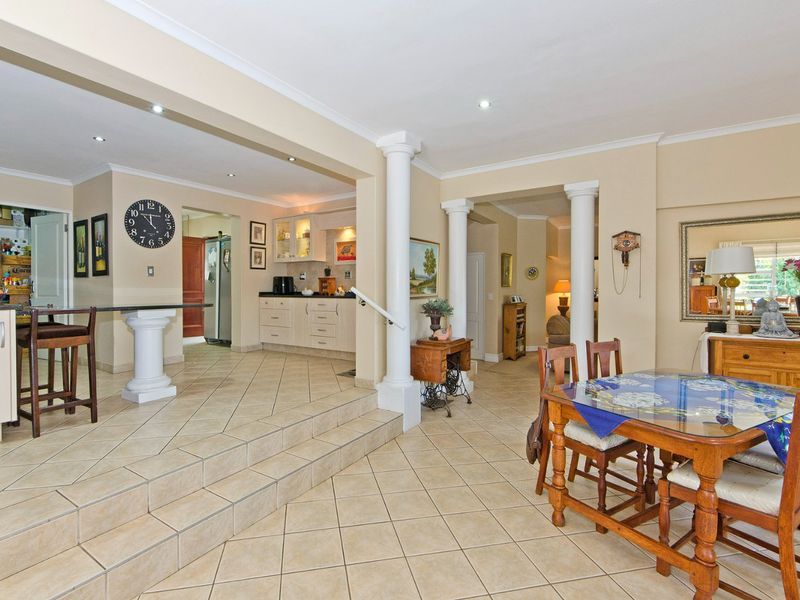 Where golden afternoons and lagoon sunsets frame the perfect family life - Photo 6