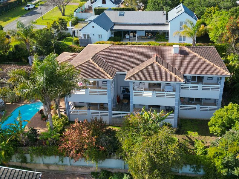 Where golden afternoons and lagoon sunsets frame the perfect family life - Photo 1