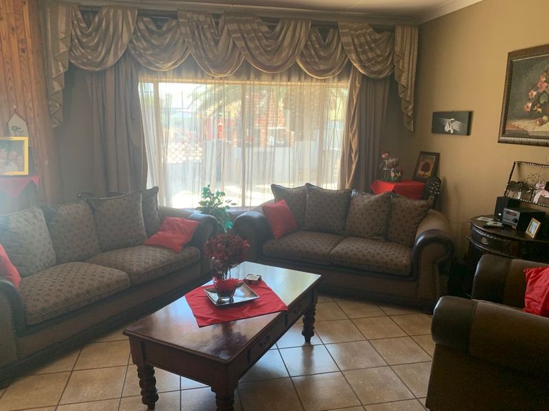 WELL LOCATED IN STILFONTEIN - Photo 5