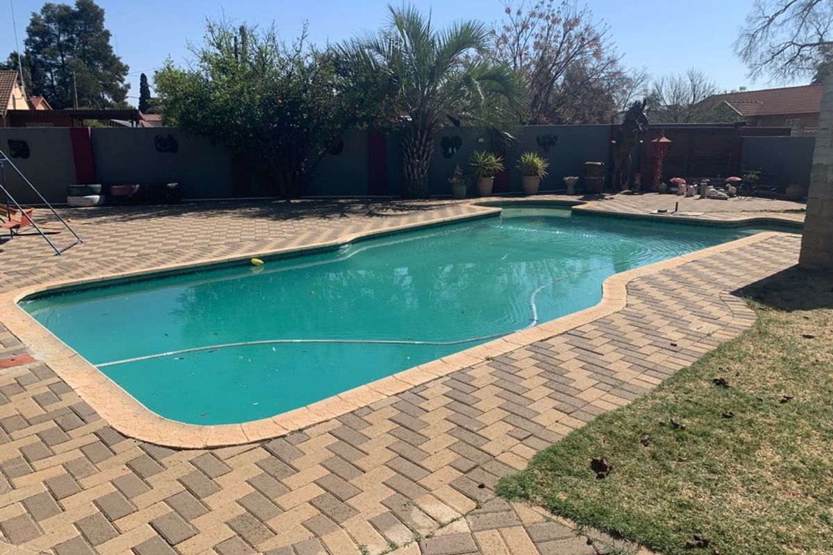 WELL LOCATED IN STILFONTEIN - Photo 2