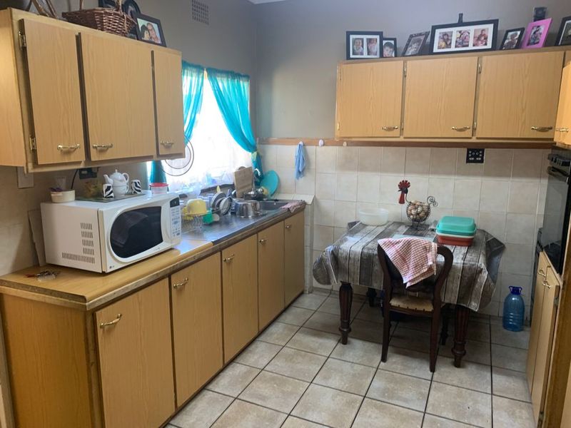 WELL LOCATED IN STILFONTEIN - Photo 3