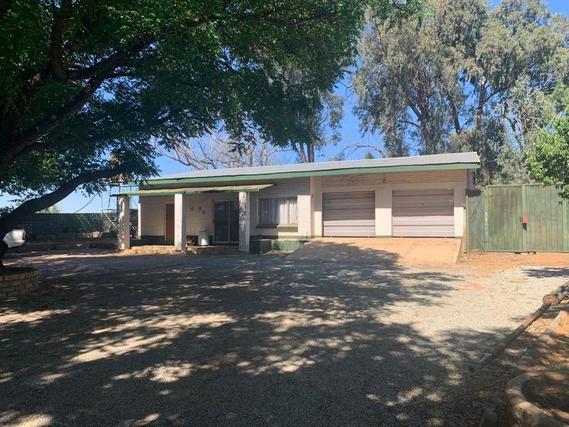 Stunning 22ha piece of land with houses on for sale just outside Klerksdorp!!!! - Photo 3