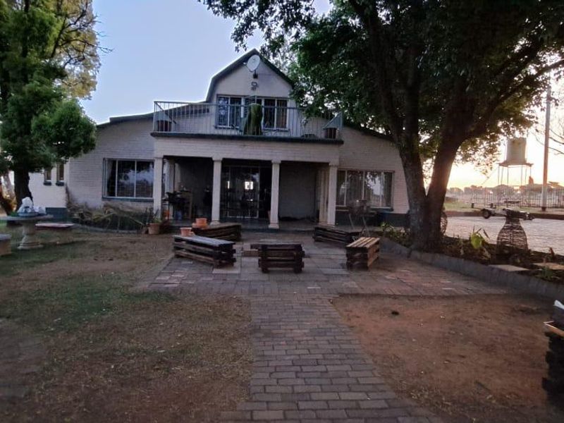 Stunning 22ha piece of land with houses on for sale just outside Klerksdorp!!!! - Photo 1