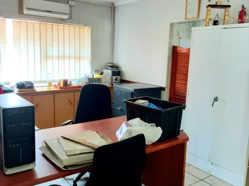 Large Commercial Property for SALE in Klerksdorp Central - Photo 10