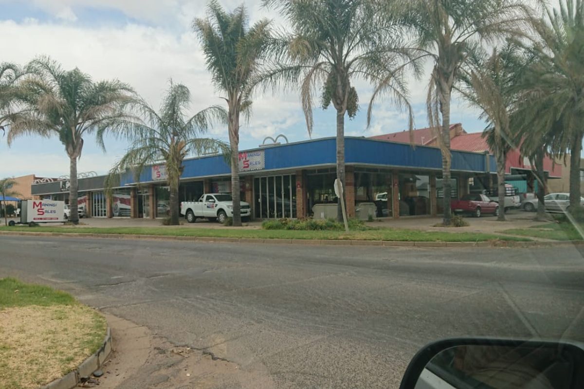 Large Commercial Property for SALE in Klerksdorp Central - Photo 2