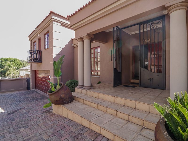 Welcome to luxury living in the prestigious Wilkoppies area - Photo 3