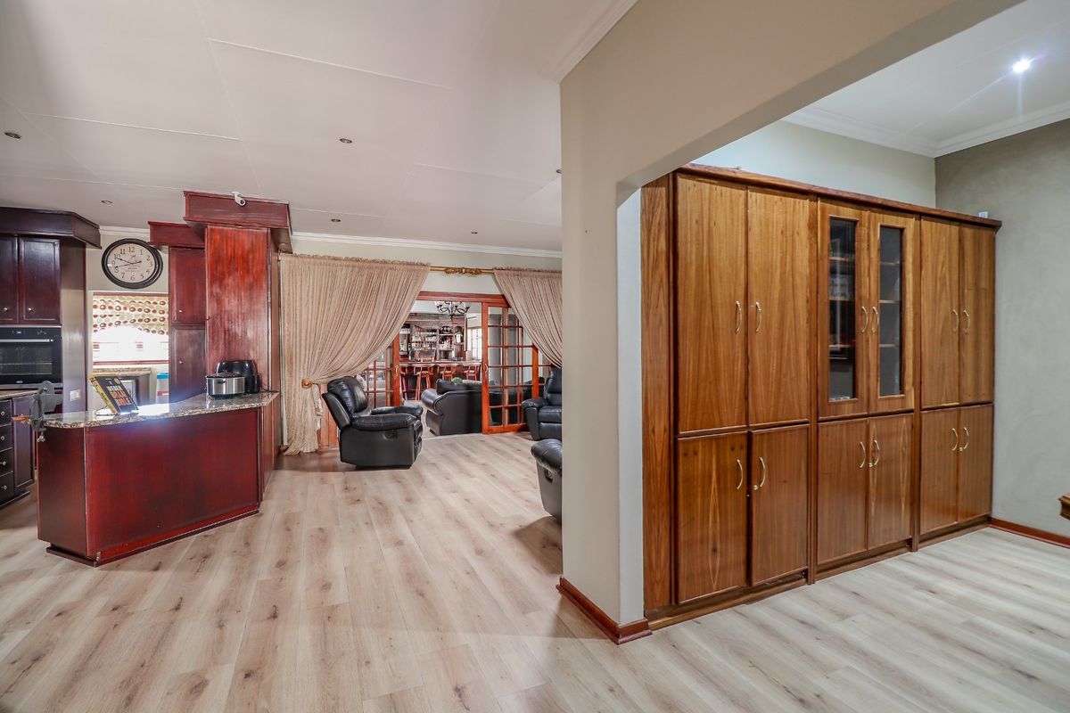 Welcome to luxury living in the prestigious Wilkoppies area - Photo 4