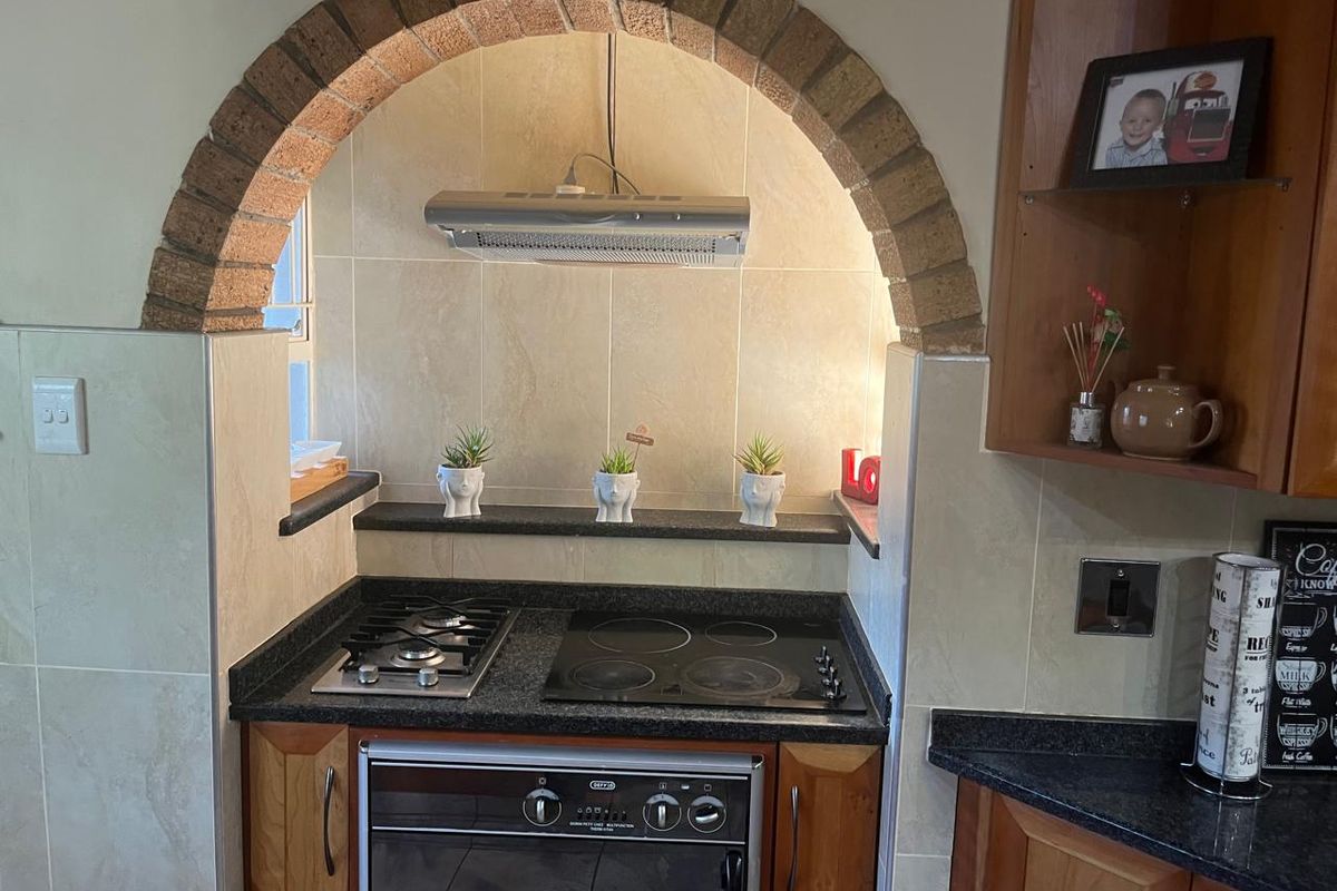 Stunning Family Home for Sale in Wilkoppies! ?? - Photo 5