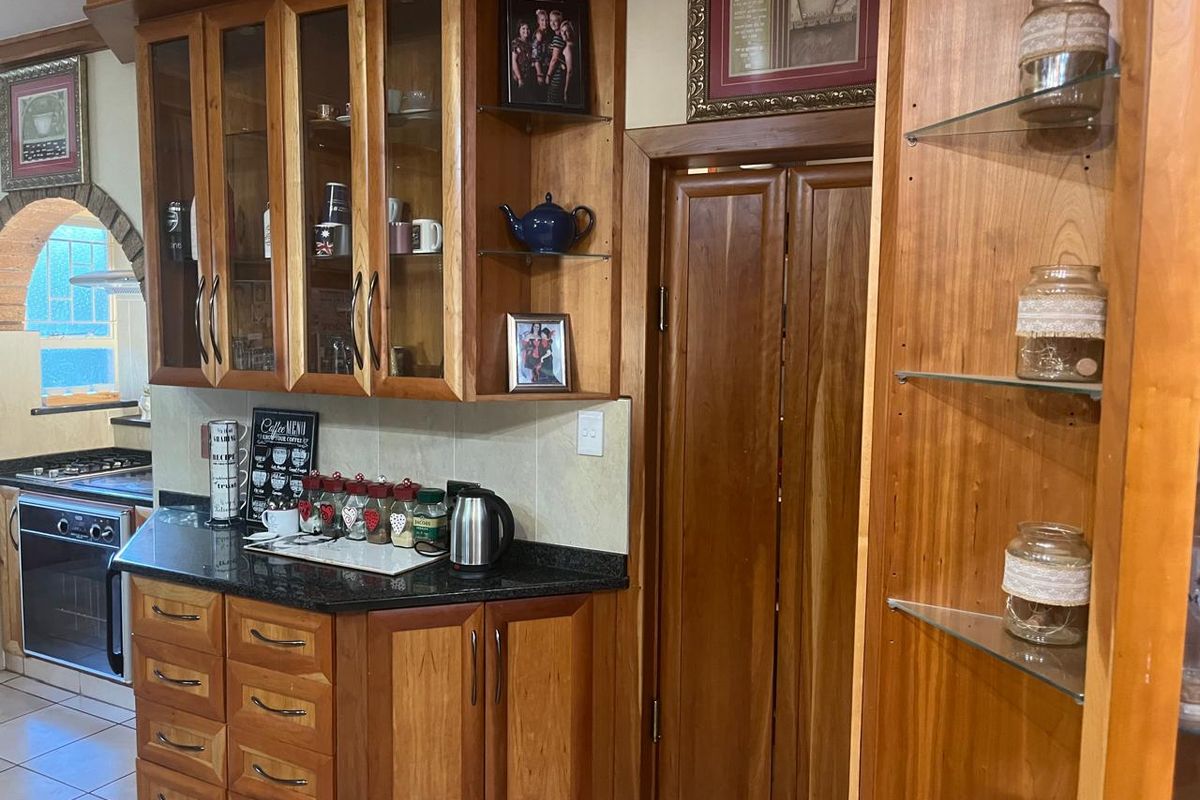 Stunning Family Home for Sale in Wilkoppies! ?? - Photo 4