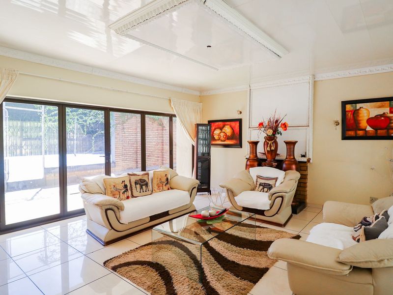 Fully renovated 5-bedroom home  - Photo 3